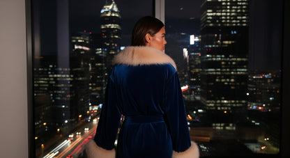 Velvet Robe Midnight – Bewusste Eleganz in Bewegung