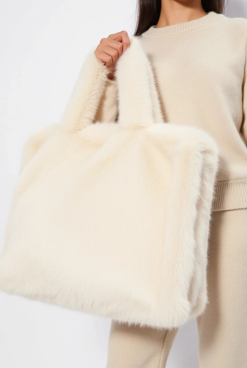 Oversized Plush Tote – Funktion in ihrer elegantesten Form